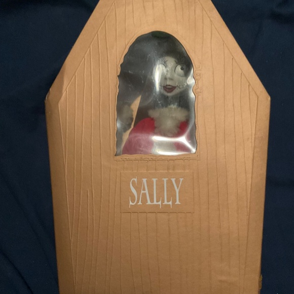 Nightmare Before Christmas    SALLY  IN SANTA SUIT  2000 pcs  buy JUN PLANNING - Picture 2 of 4